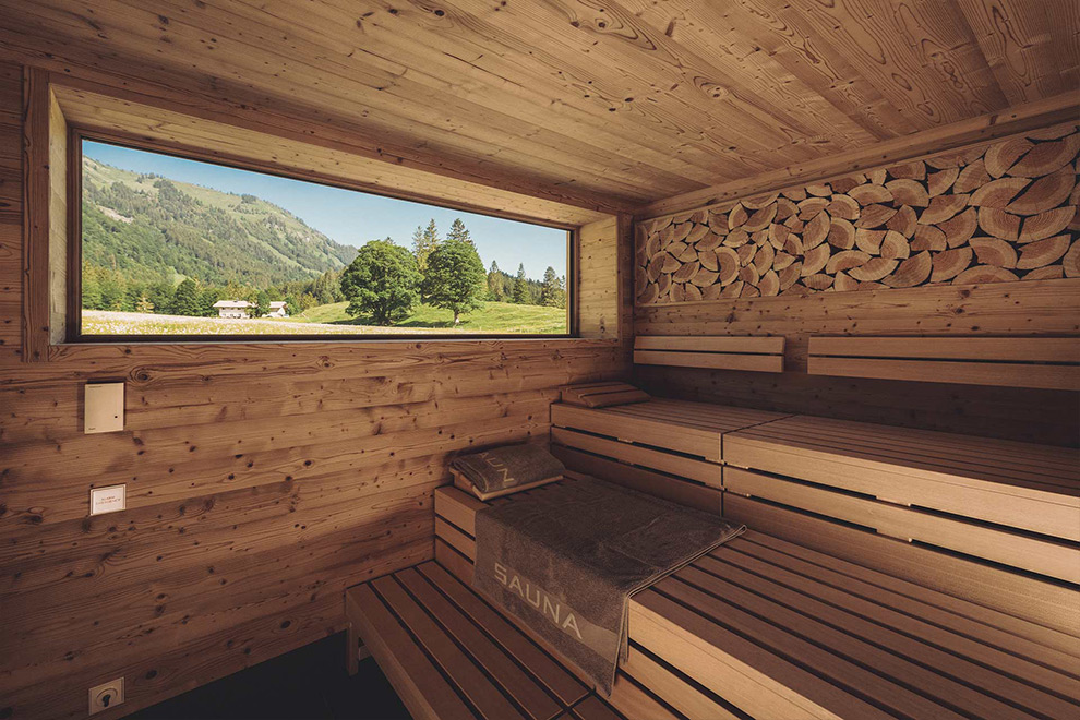 Spabereich mit Indoor Pool, Saunen und Ruhebereich
