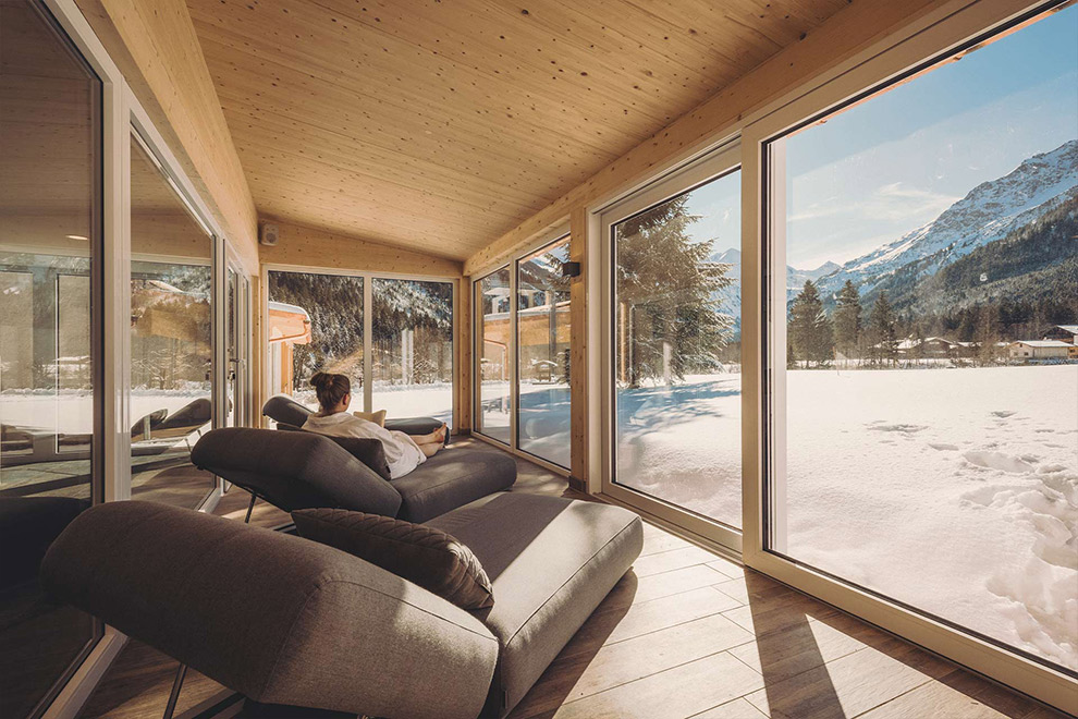 Spabereich mit Indoor Pool, Saunen und Ruhebereich